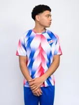 Remera de entrenamiento azul con diseño geométrico en el frente y escudo del Club Nacional de Football en el pecho. Confeccionada en poliéster transpirable.