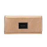 Monedero tipo sobre color beige charolado con logo Terrano en placa metálica plateada. Tiene cierre con broche imán, gran capacidad interior y bolsillo con cierre.