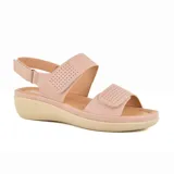 Sandalias bajas negras con plataforma color beige, tiras anchas con perforaciones y ajuste con hebilla.