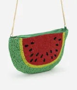 Cartera hobo con forma de sandía, confeccionada en abalorios de colores rojo, verde, amarillo y negro. Tiene asa transversal de cadena dorada y cierre de cremallera.