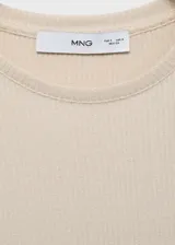 Camiseta de punto de canalé color crema, de corte estándar, cuello redondo y manga larga.
