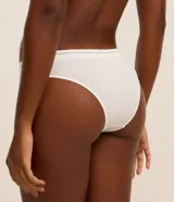 Kit de dos bombachas bikini sin costuras, texturizadas, de lycra y tiro medio.