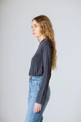 Camiseta de manga larga color gris oscuro con cuello redondo y logo bordado en el pecho.