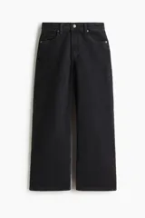 Pantalón de jean negro de corte ancho, tiro alto y largo tobillero.