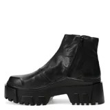 Botas de cuero negras con elástico en los laterales y suela track.