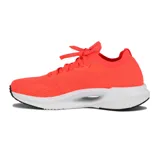 Championes deportivos Actvitta color naranja, con cordones y suela blanca.