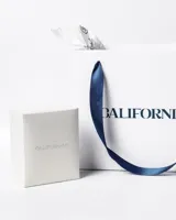 Pulsera de plata con cadena de eslabones y tres perlas blancas.
