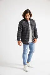 Sobrecamisa de viyela para hombre con forro interior de sherpa, bolsillos, mangas largas, cartera con botones y fit regular.