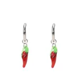 Par de aros tipo argolla plateados con dije colgante en forma de chile rojo con tallo verde.