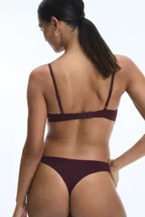 Pack de tres bombachas tipo colaless en microfibra, una negra, una blanca y una bordó. Modelo de tiro bajo con refuerzo interior y corte alto atrás.