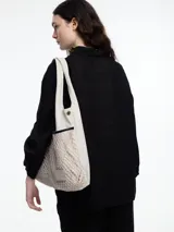 Camisa de manga larga de lino color azul con calce relajado y diseño asimétrico. El bolsillo delantero está colocado de forma invertida, un detalle lúdico que rompe con lo clásico. Lleva un bordado tipo pespunte en color contraste que recorre el frente y el bolsillo.