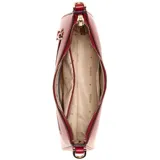 Cartera Guess Daryna II tipo baguette, color rojo, con correa de hombro y logo triangular dorado en el frente. Incluye llavero con dijes colgantes.