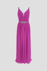 Vestido largo fucsia con tirantes y detalles de pedrería en los hombros.