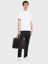 Maletín de cuero negro Longchamp modelo Le Foulonné, con doble asa corta, correa bandolera extraíble y cierre de cremallera.