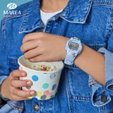 Reloj digital Marea, con caja de plástico celeste de 36mm de diámetro, pantalla LCD, correa de silicona celeste y resistencia al agua de 10 ATM.