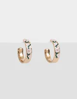 Aros tipo argolla dorados con flores esmaltadas en tonos rosa y verde.