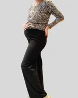 Pantalón negro de maternidad con faja elastizada de altura media que cubre hasta arriba del ombligo. Tejido suave, cómodo, calentito y elastizado. Estilo confy.