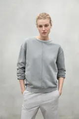 Buzo gris de algodón con cuello redondo y mangas largas.