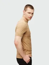 Camiseta color tostado de corte clásico con cuello redondo y logo bordado en el pecho.