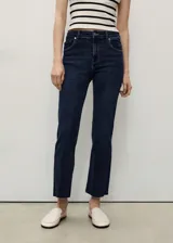 Jeans de tiro alto color azul oscuro, corte flare y largo cropped.