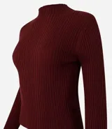 Blusa marrón de punto con cuello alto y manga larga.