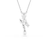 Colgante con cadena plateada y dije con incrustaciones de circonitas Swarovski de diferentes tallas.