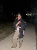 Pashmina tejida de lana merino color negro, con textura gruesa y flecos largos en los extremos.