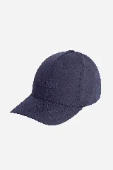 Gorro azul marino de nylon con visera curva y perforaciones laterales. Logo de la marca estampado en relieve en el frente.