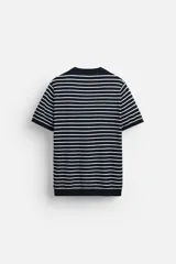 Camiseta azul marino de punto con mezcla de viscosa, corte regular fit, cuello redondo, manga corta y terminaciones en rib.