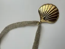Collar dorado tejido de 45 cm con extensión en acero quirúrgico hipoalergénico de 5 cm + dije de 5 cm de acero quirúrgico hipoalergénico con forma de concha marina.