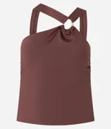Blusa cropped marrón con breteles anchos y escote asimétrico con aviamento de aro.