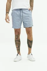 Short de baño celeste con estampado de hojas rosas. Cuenta con cintura elástica con cordón ajustable, dos bolsillos laterales y uno trasero.