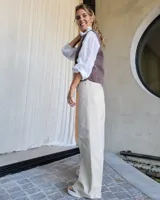 Pantalón de jean celeste de corte palazzo con costuras verticales en el frente.