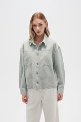 Campera de jean color crudo, de corte recto, con cuello clásico, cierre frontal con botones metálicos, dos bolsillos con solapa en el pecho y bajo con detalle de bordado calado.