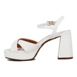 Sandalia de mujer color blanco con plataforma y taco ancho y alto. Presenta tiras anchas cruzadas sobre el empeine y una tira fina con hebilla ajustable en el tobillo.