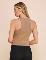 Top dorado de lurex sin mangas y cuello redondo.