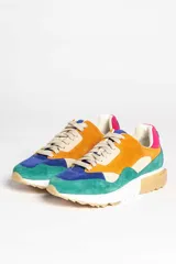 Zapatillas deportivas color mostaza con detalles en beige, verde y blanco.