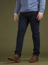 Pantalón negro de corte recto.