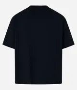 Remera negra de algodón y poliéster, de corte comfort, cuello redondo y manga corta. Presenta estampa bordada con la leyenda "N.S.A.C NO SERVICE AGENCY CENTER EST.1988".