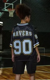 Camiseta estilo jersey de fútbol americano, color negro, con cuello en V ribeteado en blanco y dorado. Presenta el número "90" grande en el frente con borde blanco y dorado. Tiene inscripciones bordadas en el pecho como "L.A." y "Ravers", y el número "9" en la manga.
