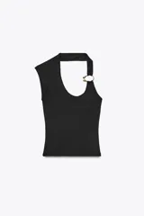 Top negro de tejido rib con escote asimétrico, manga sisa y tirante ancho con detalle de aro metálico dorado.