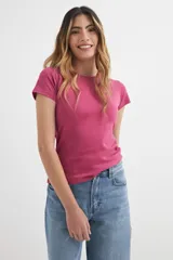 Remera básica de algodón color fucsia, de corte clásico y cuello redondo.