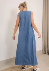 Vestido largo de denim celeste, con escote en V y corte holgado.