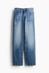 Pantalón de jean celeste de corte recto, tiro alto y cinco bolsillos.