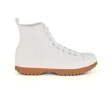 Championes de bota negros con cordones, suela marrón y plataforma blanca.