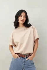 Remera color beige de corte cuadrado con cuello redondo y mangas cortas con dobladillo.