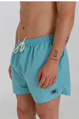Short de baño celeste con cintura elástica y cordón ajustable.