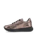 Zapatillas deportivas color bronce con cordones negros y suela negra.