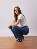 Jean bootcut de tiro alto, pierna recta y terminación bootcut. Pretina con pasadores, botón y cierre. Delantera y trasera con bolsillos. Marca Harmony & Havoc.