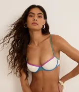 Top de bikini blanco con aro, modelo media taza, breteles ajustables y cierre en la espalda. Tiene vivos contrastantes en color azul, verde y lila.